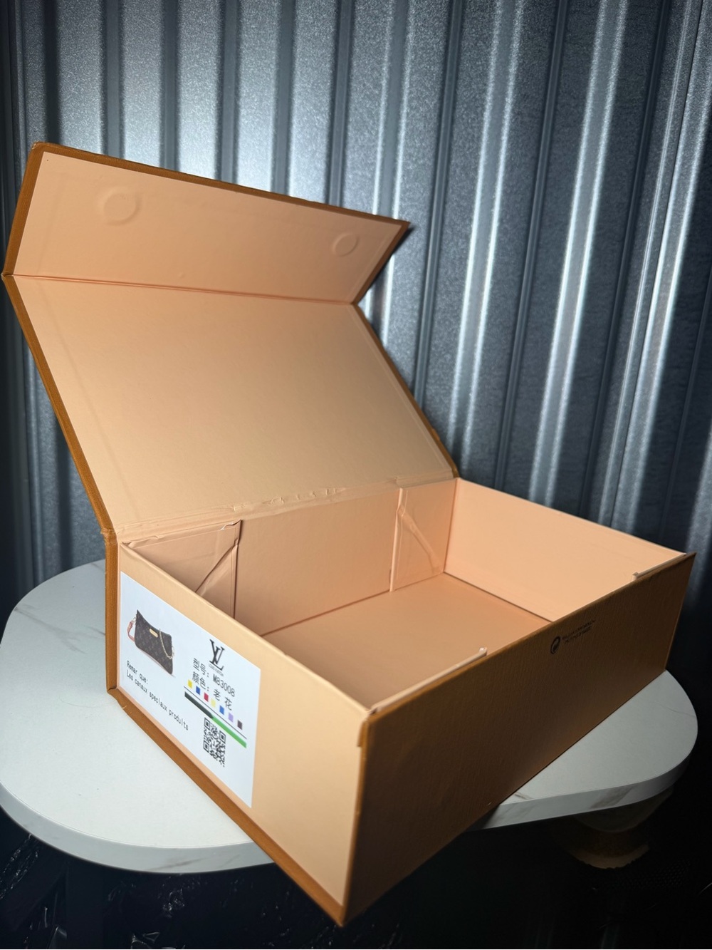 Empty Louis Vuitton Box - Picture 3 of 10